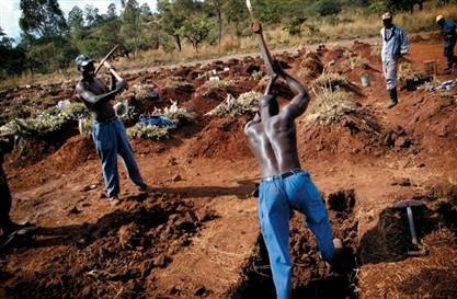 Trong khi đó, với tình hình siêu lạm phát như hiện nay, nhiều người dân Zimbabwe phải đào các ngôi mộ để lấy đất và cát đem bán. 