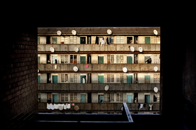 Những cột thu vệ tinh và quần áo treo xung quanh một tòa nhà tại khu Mbare. Cảnh sát và lực lượng quân đội ra lệnh phá hủy nhiều công trình  trái phép trong chiến dịch Murambatsvina tháng 5/2005.