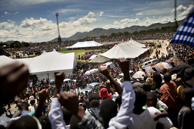 Đám đông hò reo trong lễ đón sinh nhật lần thứ 88 của tổng thống Robert Mugabe tại sân bóng đá ở Mutare, thành phố lớn thứ 3 của Zimbabwe. Người dân ở các thị trấn nghèo và các em học sinh ở thành phố buộc phải dự sự kiện này. Hôm 29/2, ông Mugabe tổ chức tiệc sinh nhật lần thứ 91 vói chi phí lên tới <abbr class=