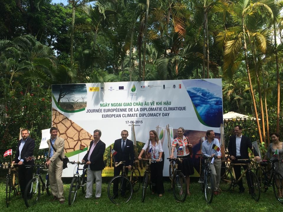 Carc đại sứ đạp xe trước khi tham dự họp báo. Ảnh: An Nhiên