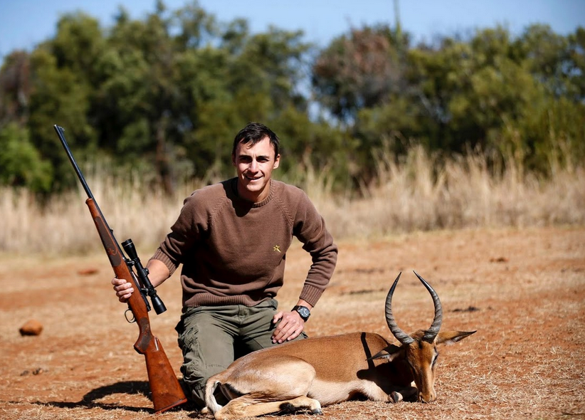 Francois Cloete khoe con linh dương châu Phi mà anh vừa bắn hạ.