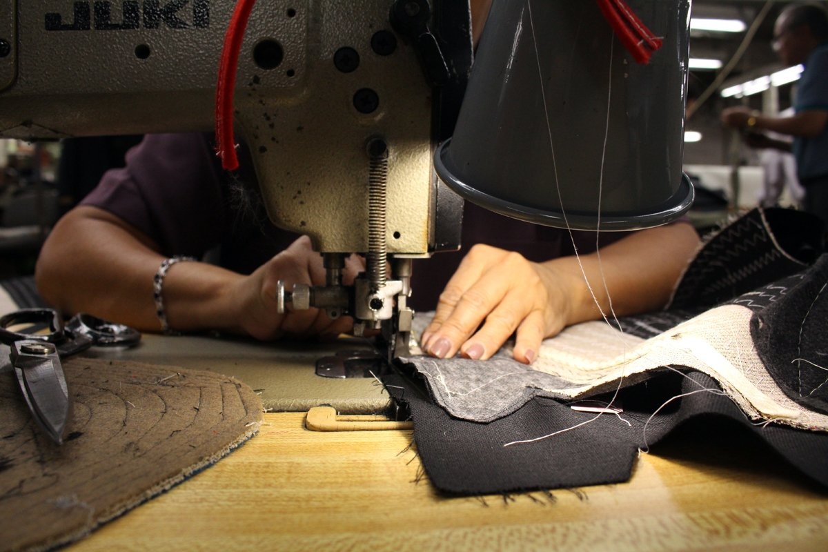 MGC có thể tiết kiệm tiền và thời gian bằng việc tự động hóa mọi khâu sản xuất. Tuy nhiên, để đảm bảo chất lượng tốt nhất cho từng sản phẩm, họ chọn cách làm bằng tay.