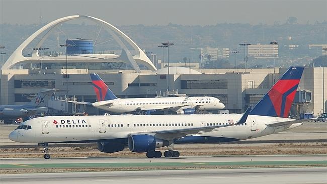 Kiem soat khong luu het to de ngan 2 may bay suyt dam nhau hinh anh