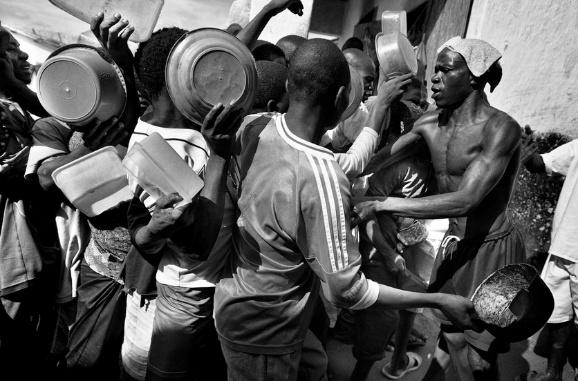 Tù nhân chen nhau giành thức ăn.