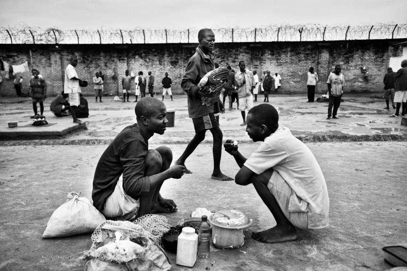 Các tù nhân có thể trò chuyện, ăn cơm hoặc chơi thể thao khi ở ngoài sân. 