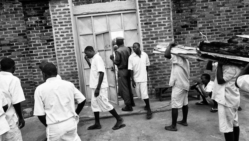 Cổng chính của trại giam. Tù nhân tại đây lao động bằng 