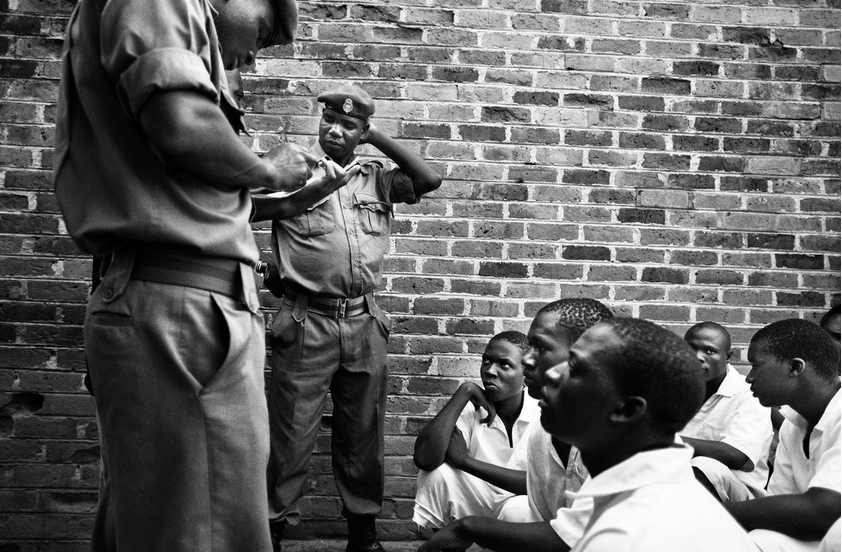 Quản giáo kiểm tra số lượng tù nhân tại mỗi phòng giam sau 15h30.