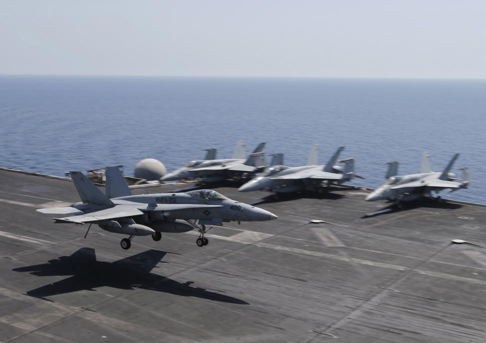“Ong bắp cày” F/A-18C Hornet đậu trên boong tàu sân bay  USS Theodore Roosevelt (CVN-71) ở vịnh Ba Tư, ngày 18/6.