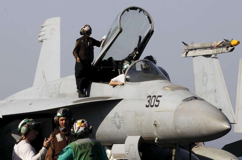 Các nhân viên của tàu lau chùi và kiểm tra chiến đấu cơ trên tàu. 