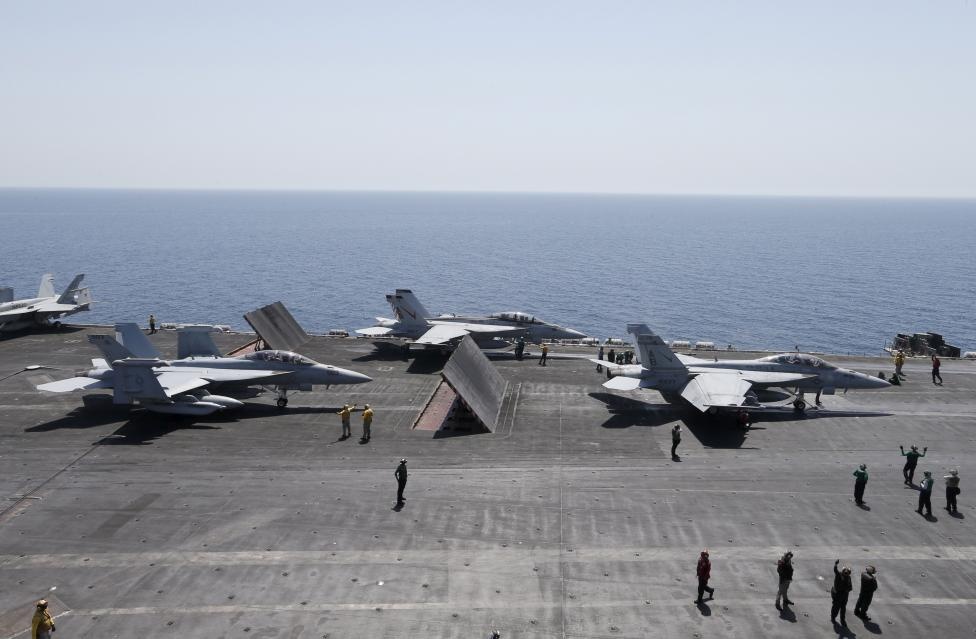 Dàn chiến đấu cơ F/A-18E/F Super Hornets xếp hàng trên sàn tàu sân bay.