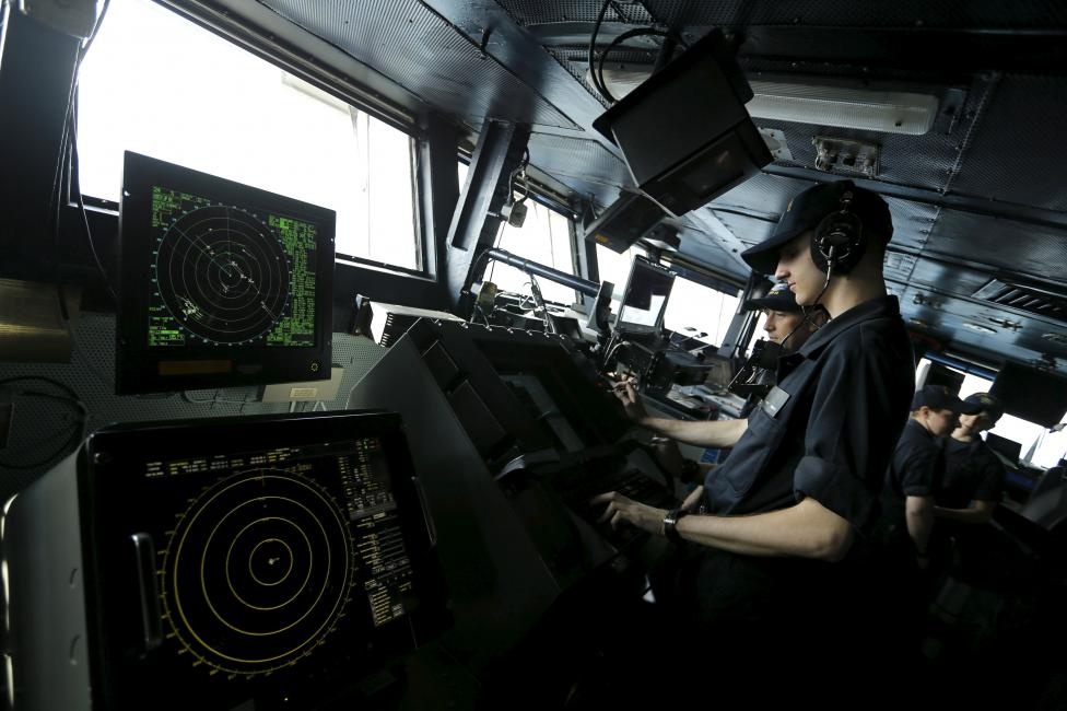 Thủy thủ của Hải quân Mỹ làm việc trên trung tâm chỉ huy của USS Theodore Roosevelt hôm 18/6.