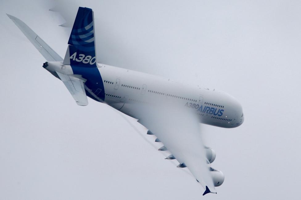 Một chiếc Airbus A380, máy bay phản lực lớn nhất thế giới, chao liệng đẹp mắt tại Paris Air Show lần thứ 51. Sự kiện diễn ra tại sân bay Le Bourget gần thủ đô Paris của Pháp từ ngày15 đến 21/6.