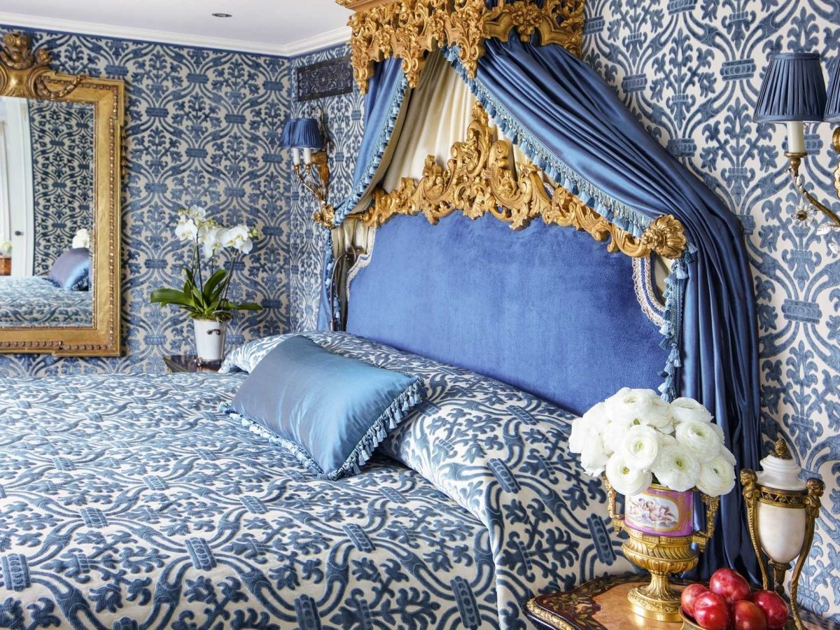 Một phòng ngủ mang phong cách hoàng gia. 