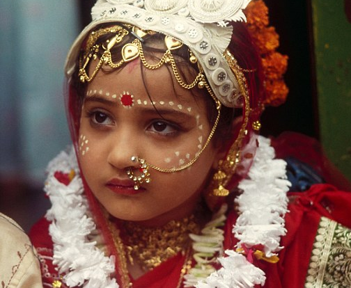 Phan doi no dich cua co dau nho tuoi An Do hinh anh