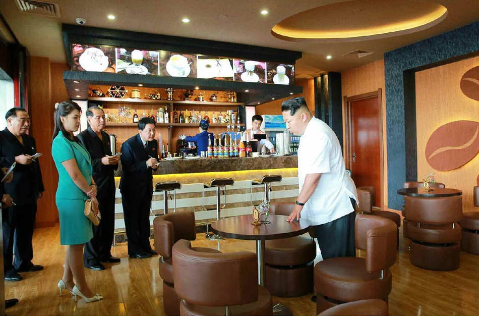 Ông Kim cùng phu nhân Ri Sol Ju thị sát một nhà hàng trong sân bay.