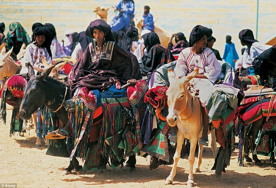 Phụ nữ Tuareg đang trên đường tới một cuộc họp của bộ tộc năm 2006. Dù nữ giói không tham gia vào đời sống chính trị của bộ lạc, song nam giới thường đánh gia cao ý kiến của họ. Những người đàn ông thường bàn bạc nhiều vấn đề với mẹ hoặc vợ của họ.