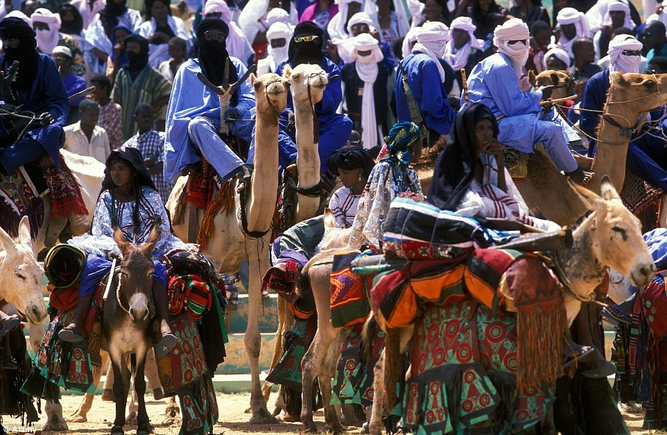 Cộng đồng người Tuareg được cho là có dân số khoảng 1 triệu người, trải rộng giữa các quốc gia ở châu Phi gồm Mali, Niger, Algeria, Libya... Dù được vây quanh bởi những cộng đồng theo đạo Hồi, bộ lạc Tuareg lại có những quy tắc riêng, không giống với thế giới Hồi giáo. 