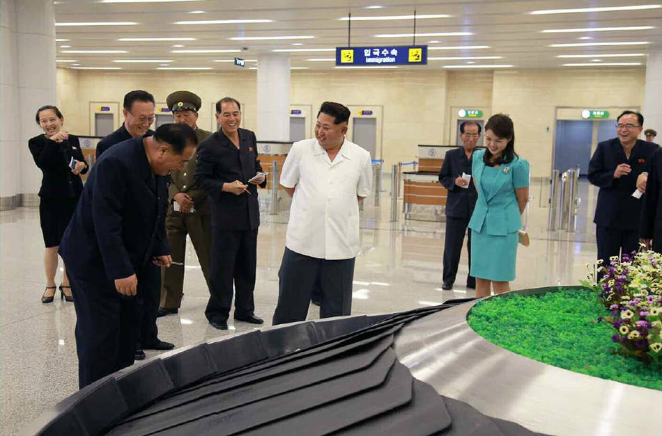 Vo chong Kim Jong Un tham nha ga san bay moi o Binh Nhuong hinh anh