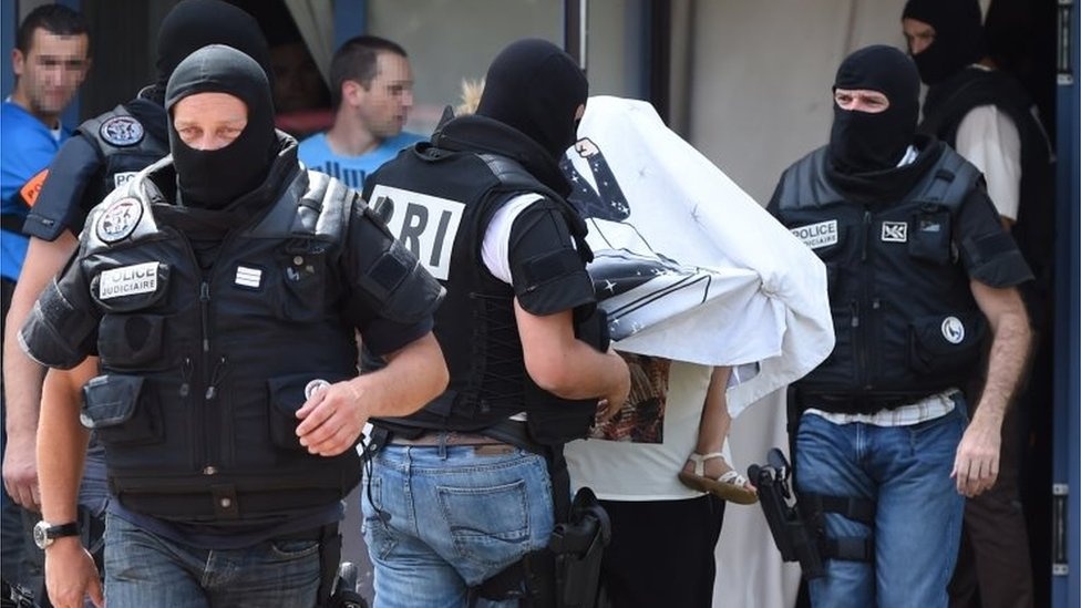 Ke tu xung IS chat dau doanh nhan, cho no nha may o Phap hinh anh