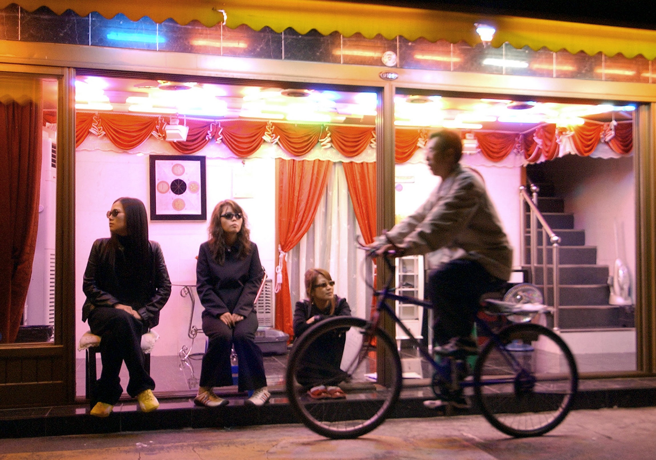 Noi niem gai mai dam trong khu den do nhon nhip o Han Quoc hinh anh