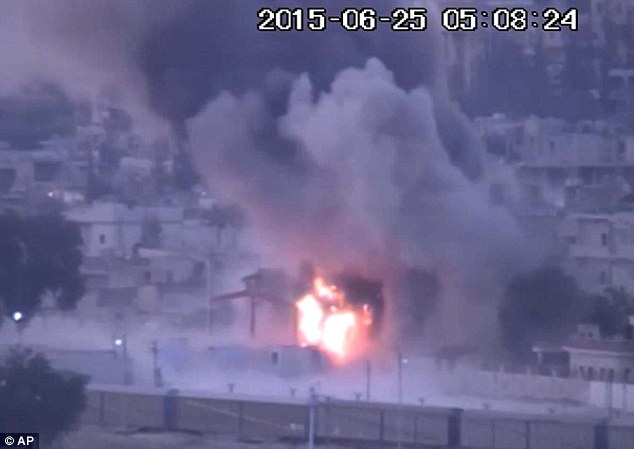 Theo một thành viên của lực lượng người Kurd, IS tấn công thị trấn Kobane từ 3 phía. “Các cuộc đụng độ ác liệt nổ ra ở trung tâm của thị trấn. Thi thể nằm rải rác trên phố”, ông nói nhưng không đưa ra con số cụ thể. 