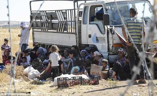 Đói và mệt, người dân cảm thấy tuyệt vọng khi phải đối chọi với thời tiết nóng trong quá trình trốn chạy khỏi Kobane. 