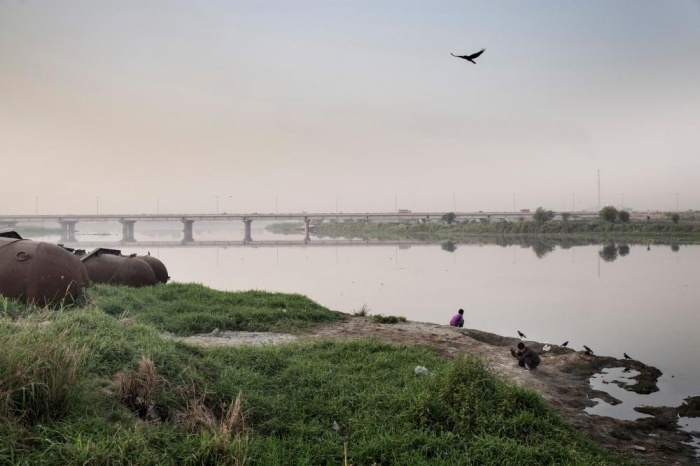 Bờ sông Yamuna là nhà vệ sinh công cộng của cư dân  khu ổ chuột  Safeda Basti.