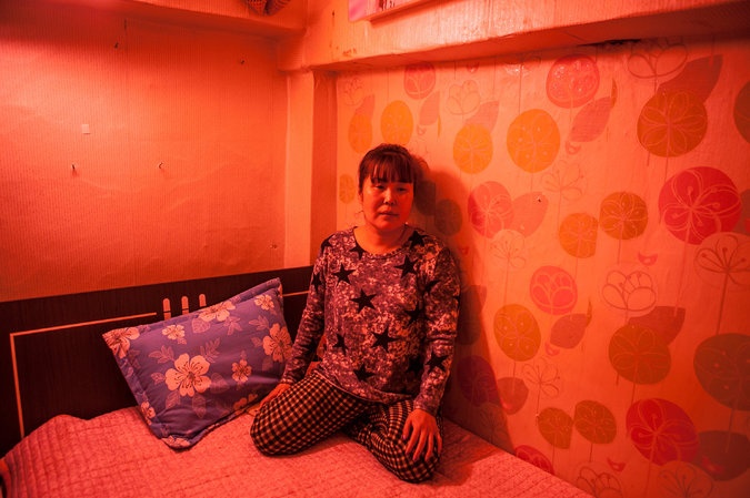 hành nghề tại khu đèn đỏ Cheongryangri ở Seoul. Ảnh: New York Times