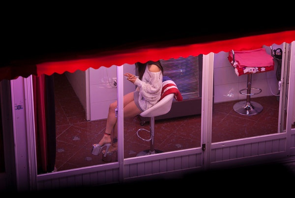 Hoạt động mại dâm vẫn diễn ra sôi động tại nhiều khu đèn đỏ ở Seoul. Ảnh: New York Times