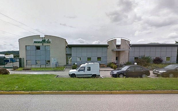 Một người bị chặt đầu và hai người khác bị thương sau vụ tấn tại nhà máy khí đốt Air Product ở  khu công nghiệp Saint-Quentin-Fallavier, gần thành phố Lyon, miền đông nam nước Pháp lúc 10 sáng (giờ địa phương) hôm 26/6. 