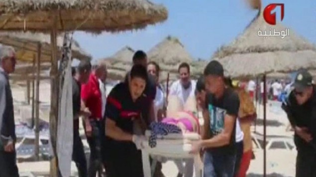 Hien truong vu tan cong kinh hoang tai bai bien Tunisia hinh anh