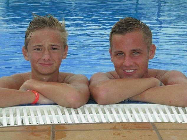 Owen Richards (trái) 