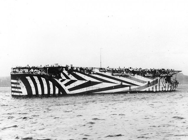 Tàu sân bay HMS Argus của Hải quân Hoàng gia Anh có màu sơn độc đáo nhằm che mắt đối phương và bảo vệ tàu. Ảnh được chụp cuối năm 1918. 