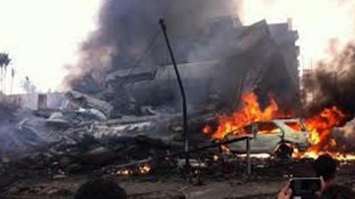 Khoanh khac may bay Indonesia boc chay sau khi lao xuong dat hinh anh