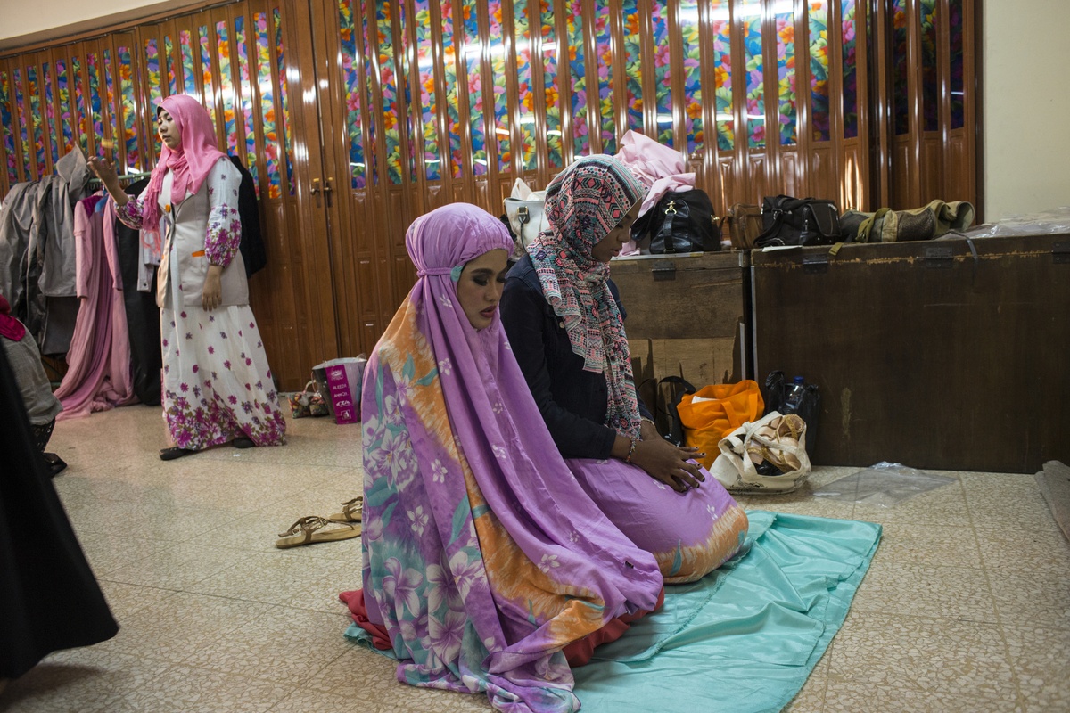 Các người đẹp Hồi giáo phải tham dự đủ 5 lễ cầu nguyện/ngày.