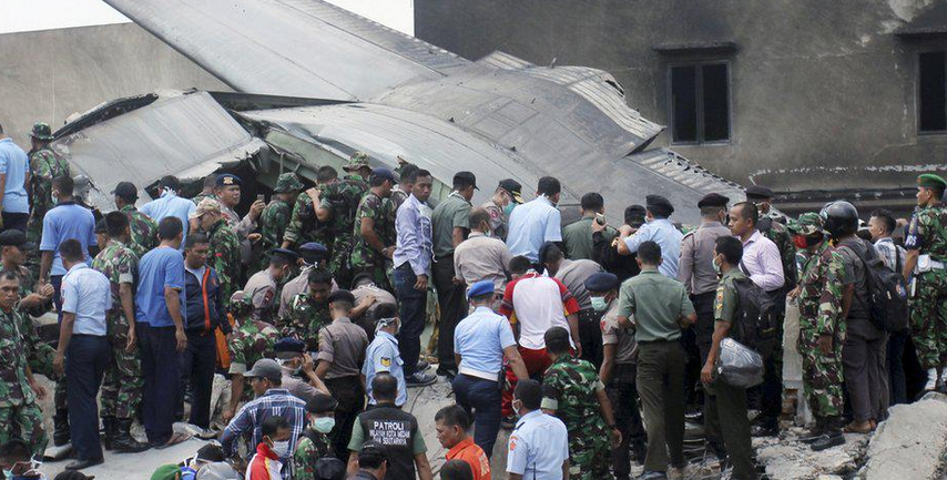 Binh sĩ của quân đội cũng tới hiện trường để đưa thi thể những người thiệt mạng ra khỏi xác máy bay.