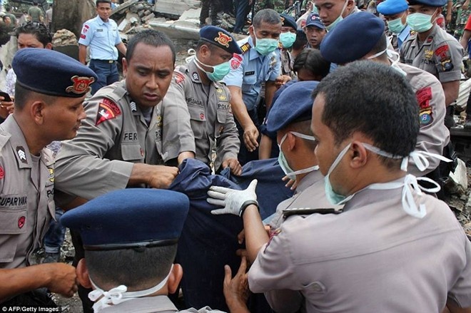 Đội cứu hộ đưa 1 thi thể ra khỏi hiện trường tai nạn.