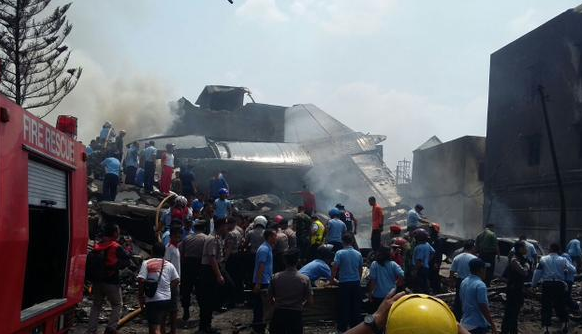 Chỉ ít phút sau khi phi cơ vận tải Hercules C-130 của Không quân Indonesia lao xuống khu nhà dân tại thành phố 