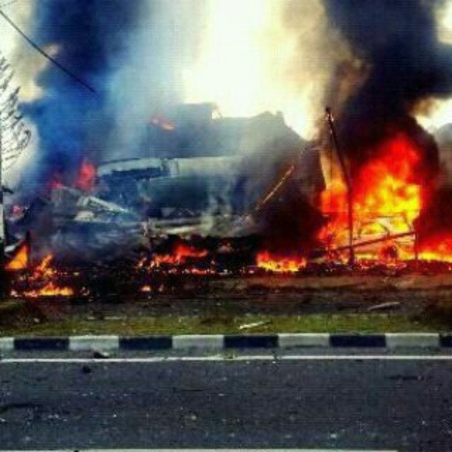 Lửa cháy rực tại hiện trường của vụ tai nạn. Ảnh: Twitter