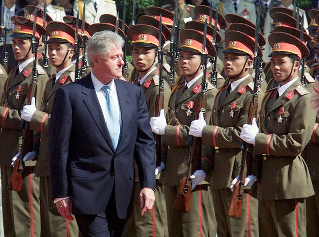 Tổng thống Bill Clinton là người  đặt nền móng chính thức cho việc bình thường hoá quan hệ song thương Việt - Mỹ trong chuyến thăm Việt Nam ngày 17/11/2000.