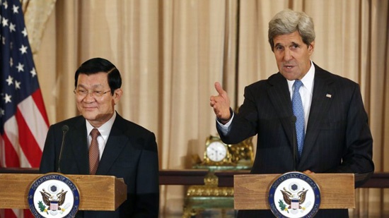 Chủ tịch nước Trương Tấn Sang và Ngoại trưởng Mỹ John Kerry phát biểu tại trụ sở Bộ Ngoại giao Mỹ vào ngày 24/7/2013.