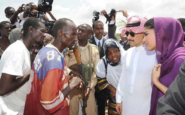 Hoàng tử Alwaleed rất tích cực làm từ thiện thông qua quỹ Alwaleed Bin Talal Foundation. Ông đã từng ủng hộ cho các nạn nhân bị ảnh hưởng bởi động đất và sóng thần ở Ấn Độ Dương, tài trợ cho các trường đại học lớn như Harvard, Cambridge..