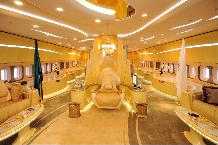 Bên trong chiếc Boeing 747 với ngai vàng, hai phòng ngủ, bàn ăn, 14 ghế ngồi. 