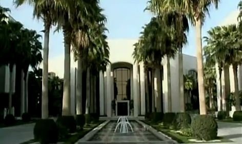 Nơi ở chính của Hoàng tử Alwaleed là một cung điện 420 phòng ở Riyadh, Ả Rập Saudi. Cung điện này được xây dựng bằng đá marble cao cấp, treo những bức chân dung lớn của hoàng tử, hai bể bơi trong nhà và sân tennis ngoài trời.