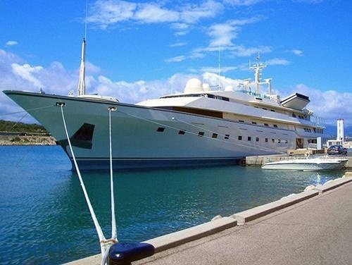 Một trong những du thuyền của Hoàng thân Alwaleed là chiếc New Kingdom 5KR Yacht dài 86 m. Nó từng xuất hiện trong tập phim Never Say Never Again của loạt phim về điệp viên James Bond. Du thuyền có phòng nhảy disco, rạp chiếu phim, bãi đỗ trực thăng, các phòng tiếp khách và nhiều tiện nghi khác. Trang Arabian Business cho biết, hoàng thân vừa đặt sản xuất một du thuyền lớn thứ 3 thế giới, với chiều dài 170 m và trị giá <abbr class=