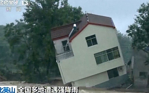 Một ngôi nhà ở tỉnh Hồ Bắc bị lũ cuốn trôi. Ảnh: CCTV