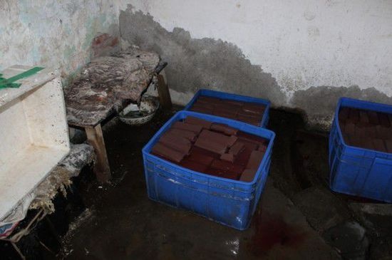 Cảnh sát Trung Quốc vừa bắt giữ một người đàn ông họ Lý sau khi khám xét xưởng chế biến tiết canh vịt của ông ta tại thành phố An Khang, tỉnh Thiểm Tây, Trung Quốc.