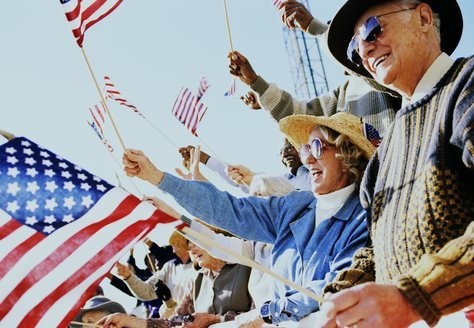 Theo sử gia Kenneth C. Davis, 2/7 mới thực sự là ngày thích hợp để đánh dấu lễ kỷ niệm đặc biệt của Mỹ. Ông Davis cho biết, thực tế cựu tổng thống John Adams soạn thảo Tuyên ngôn độc lập của nước Mỹ vào ngày 2/7, còn ngày 3/7 ông dành để viết thư cho vợ là bà Abigail Adams. Sau đó, phải mất 2 ngày sau quốc hội Mỹ mới chấp thuận tuyên bố của Thomas Jefferson. Do đó, theo ông, ngày độc lập của nước Mỹ thực chất là ngày 2/7.