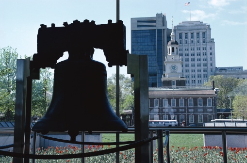 Do có một vết nứt lớn trên thân, nên chuông Tự do - một trong những biểu tượng của nước Mỹ - chưa bao giờ được rung lên kể từ năm 1846. Vào ngày 4/7, người ta chỉ dám vỗ nhẹ 13 lần vào chiếc chuông trị giá hơn <abbr class=