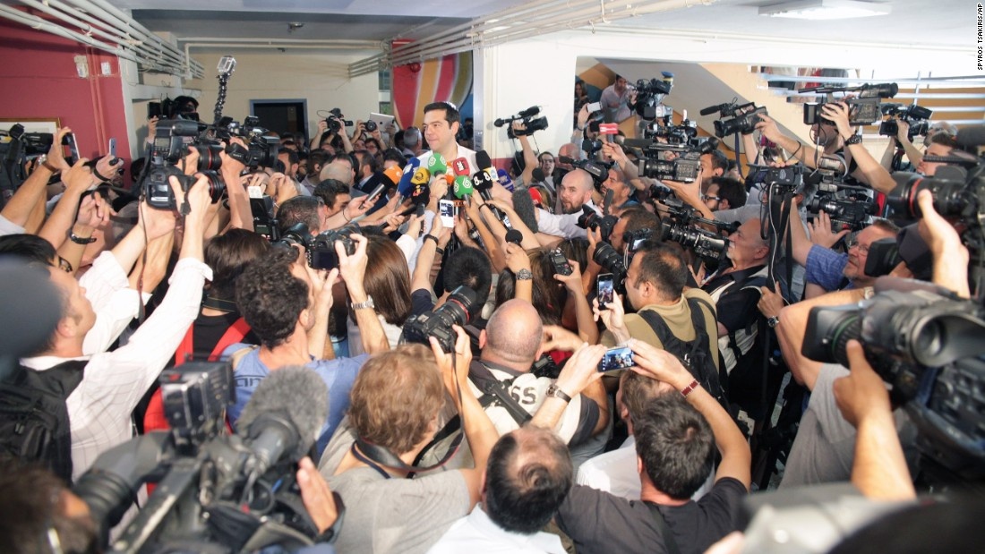 Thủ tướng Hy lạp Alexis Tsipras trò chuyện với báo chí sau khi đi bỏ phiếu tại một trạm trưng cầu ngày 5/7